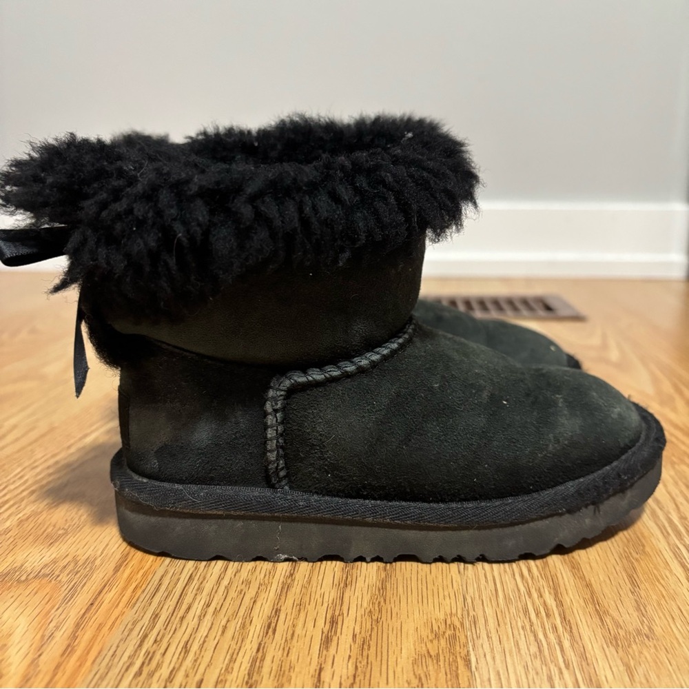 UGG AUSTRALIA Little Girl’s Classic Bailey Bow Black Boots - Picture 6 of 8